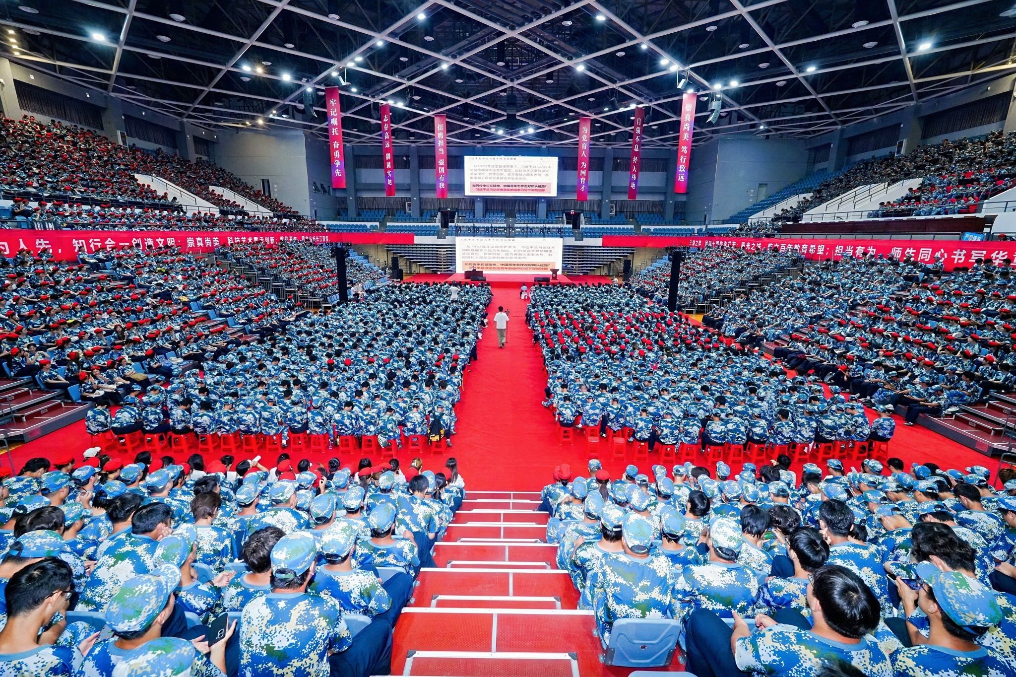 武汉纺织大学“书记面对面”思政大课现场。 武汉纺织大学“书记面对面”思政大课现场。
