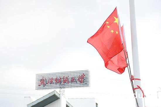 图片〗国旗映纺大-武汉纺织大学新闻文化网
