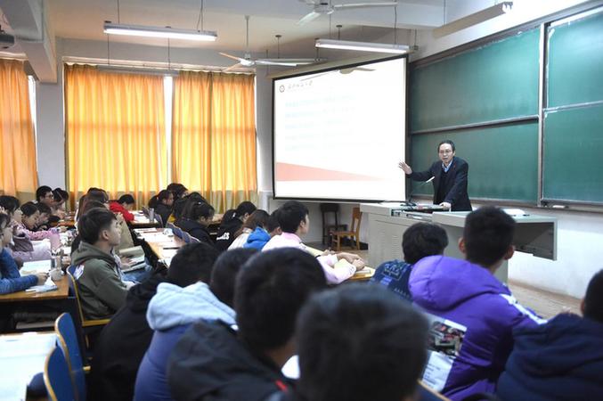 纺大书记、校长进课堂 给本科生上思政课 纺大书记、校长进课堂 给本科生上思政课