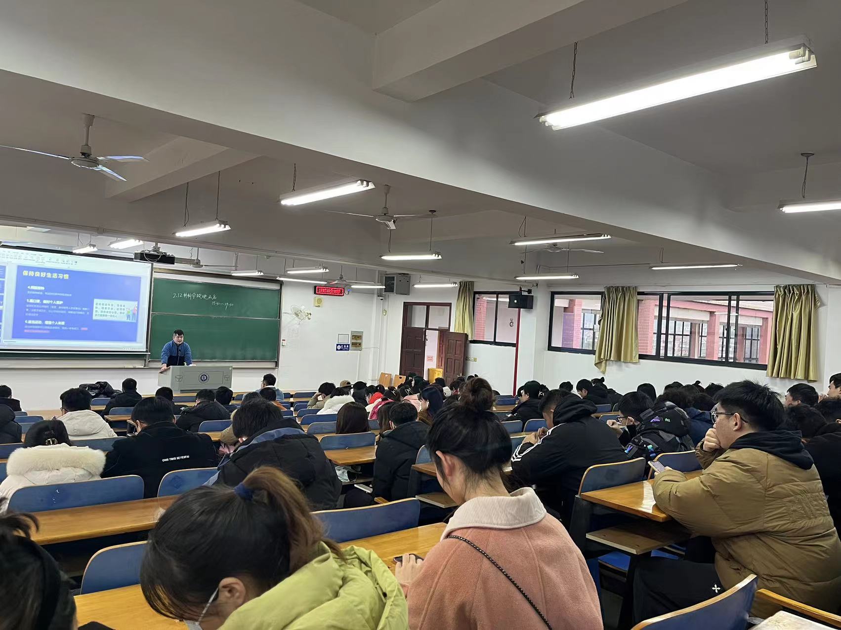 材料学院开展“平平安安到学校,健健康康抓学习”主题班会-武汉纺织大学新闻文化网